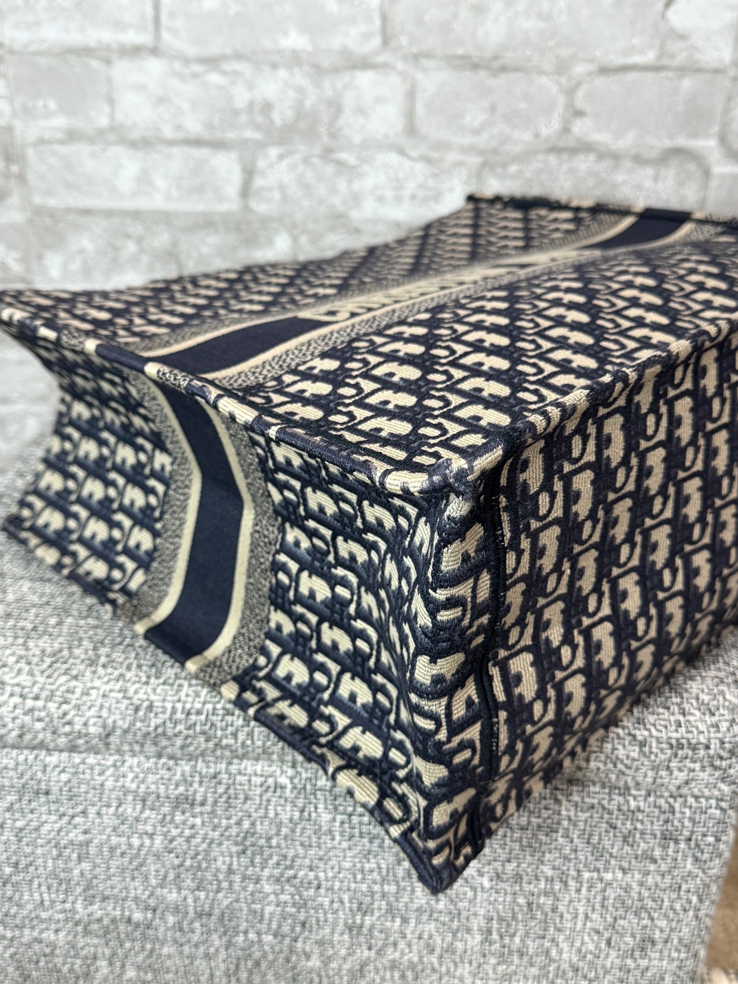 👜 Christian Dior Large Navy Book Tote Bag 👜 
🦋🦋   Retails $3500