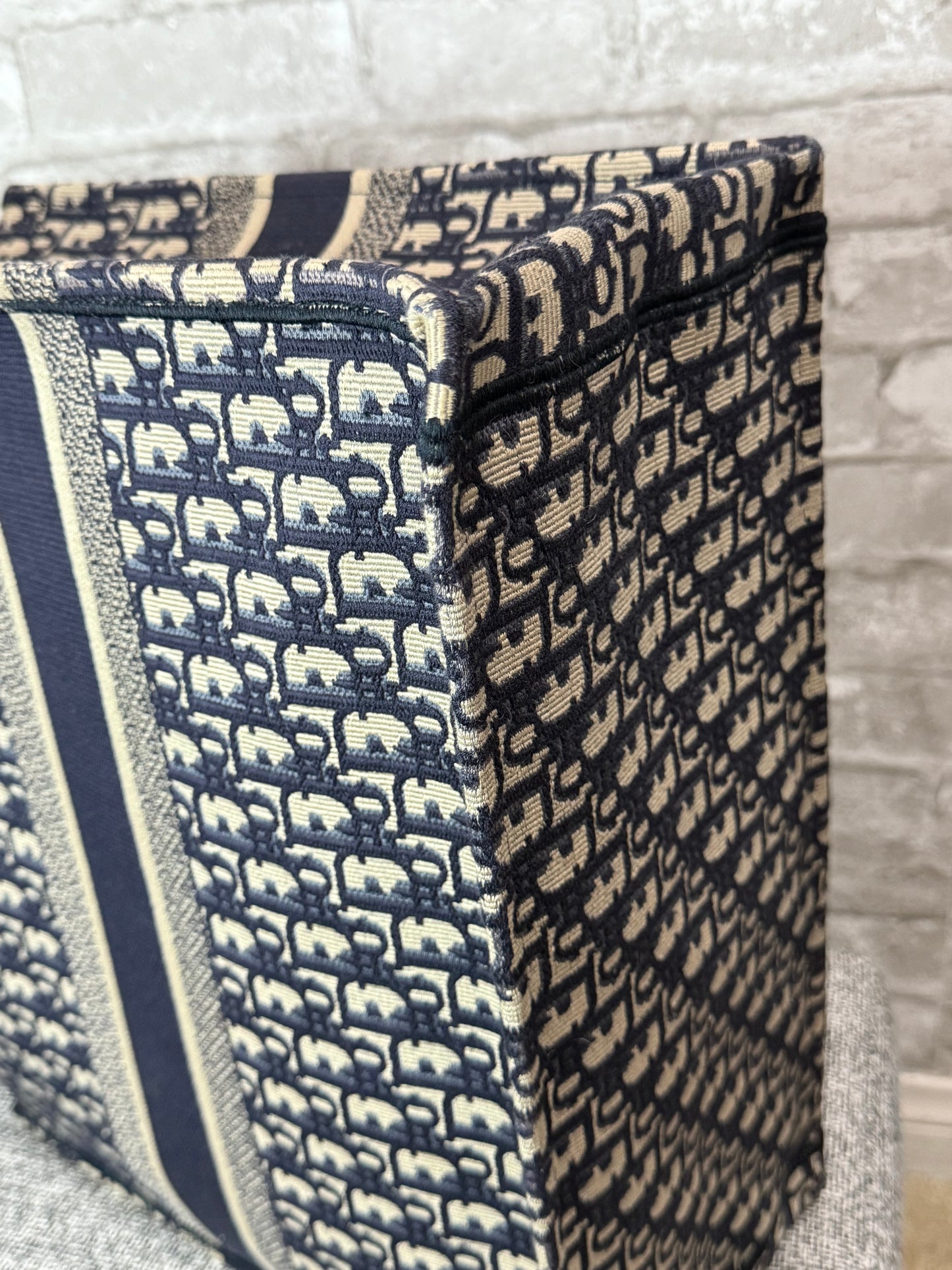 👜 Christian Dior Large Navy Book Tote Bag 👜 
🦋🦋   Retails $3500