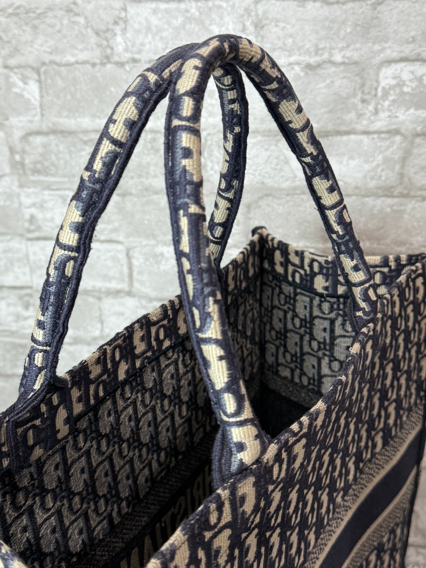 👜 Christian Dior Large Navy Book Tote Bag 👜 
🦋🦋   Retails $3500