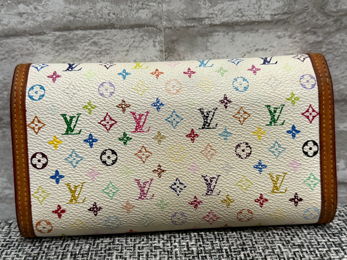 The style is limitless with this vintage Louis Vuitton 2004  limited edition of the Takashi Murakami Wallet