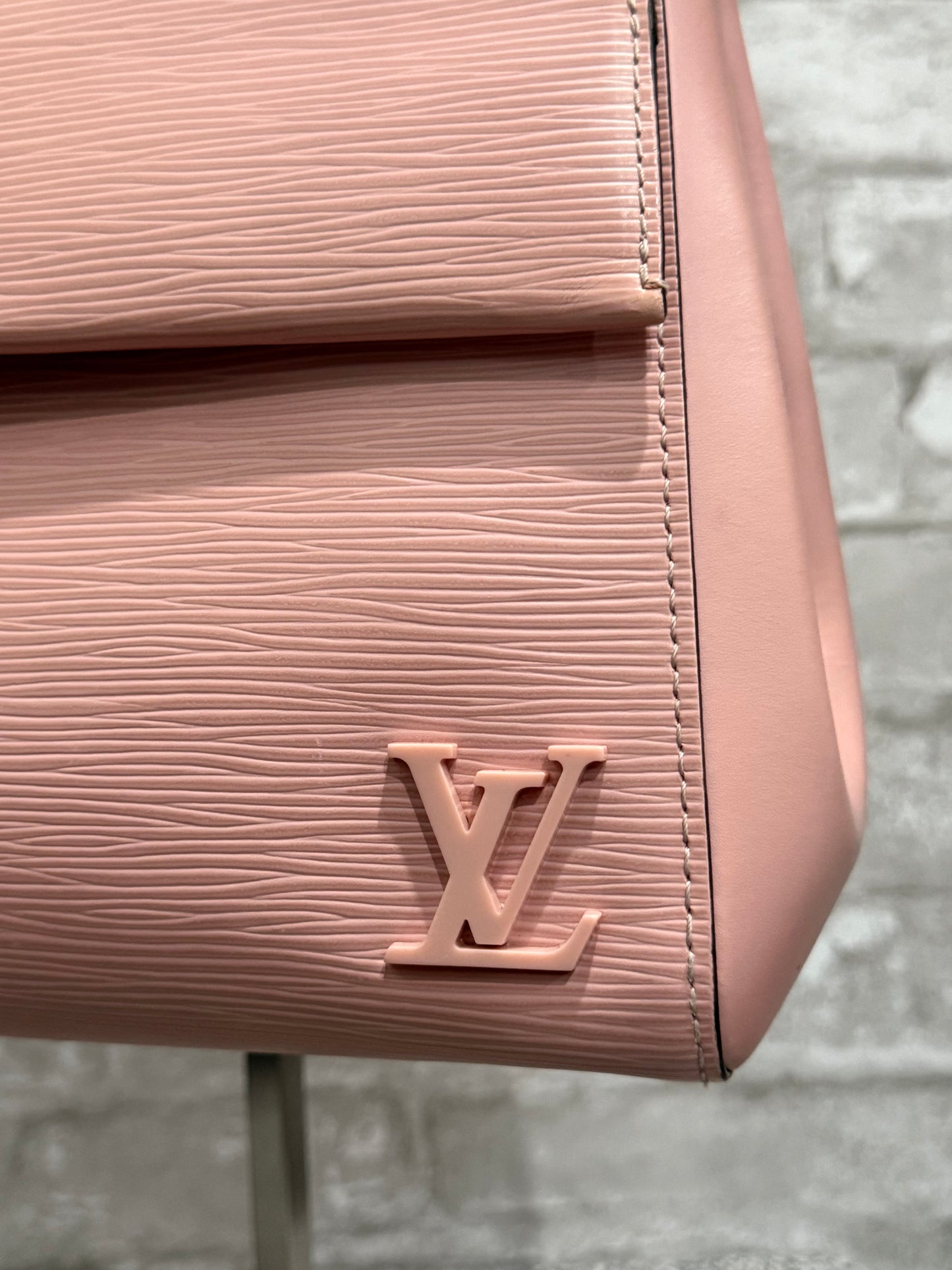 Louis Vuitton 2016 Epi Cluny in Rose Ballerine