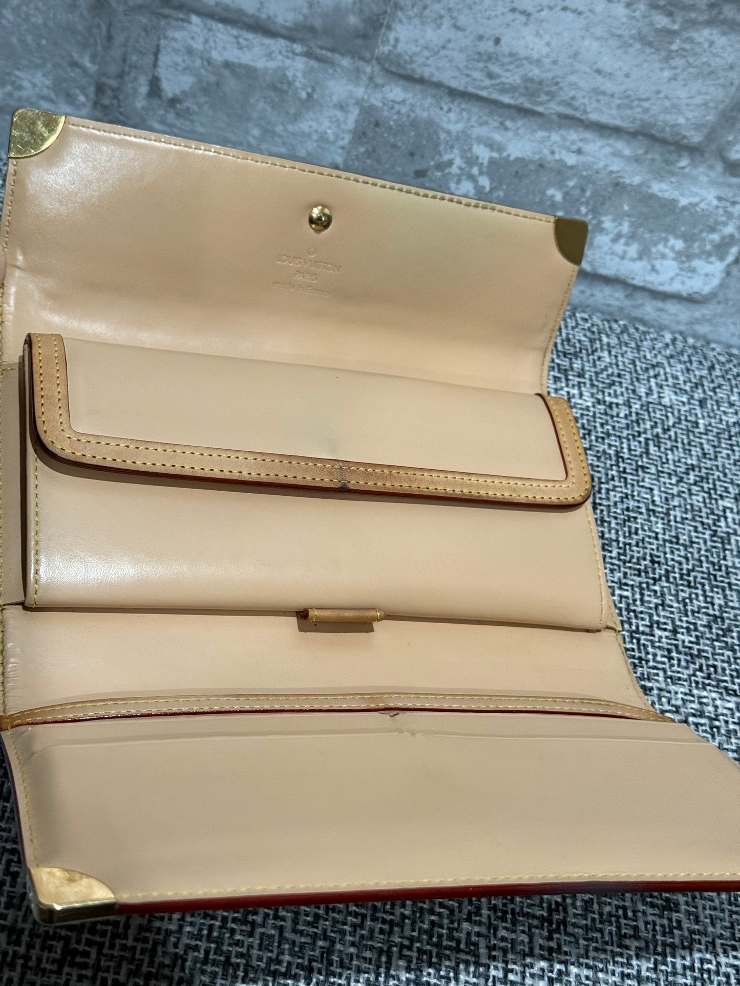 The style is limitless with this vintage Louis Vuitton 2004  limited edition of the Takashi Murakami Wallet