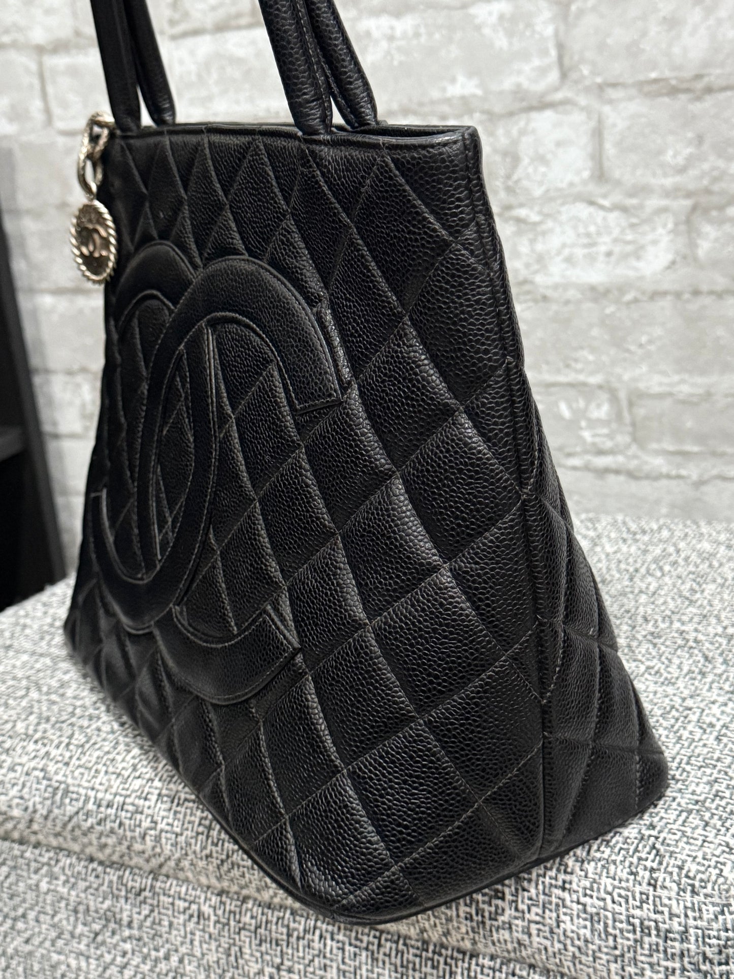 👜Chanel Medallion Tote Bag Quilted Caviar Leather in black  👜